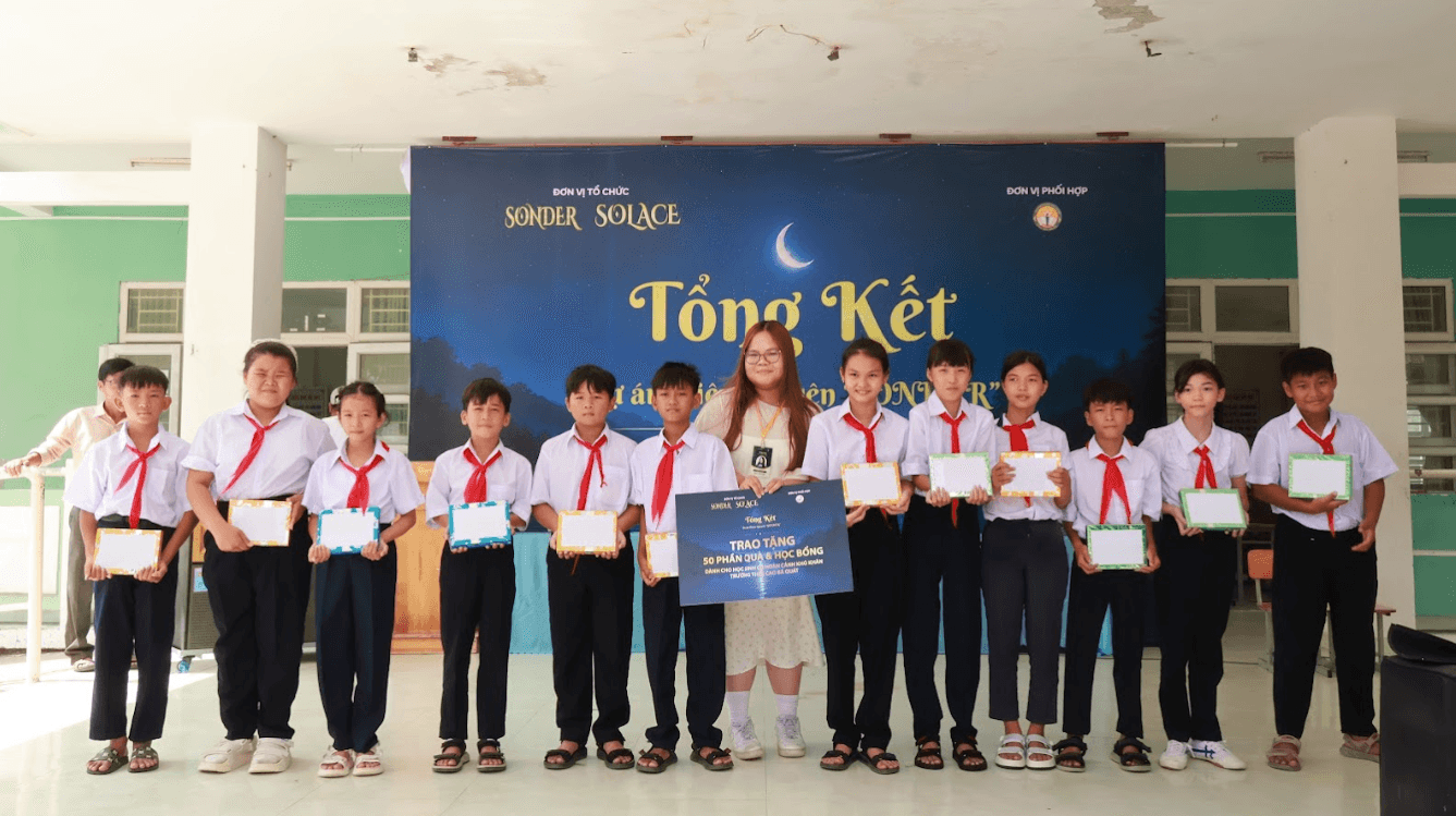 Hoàng Nhiên and students at the community scholarship presentation