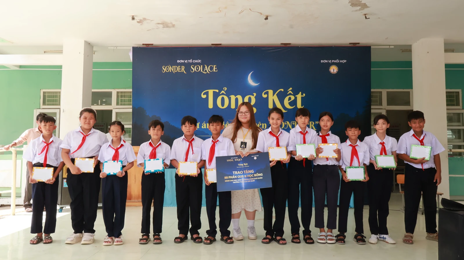 Hoàng Nhiên with students receiving educational scholarships